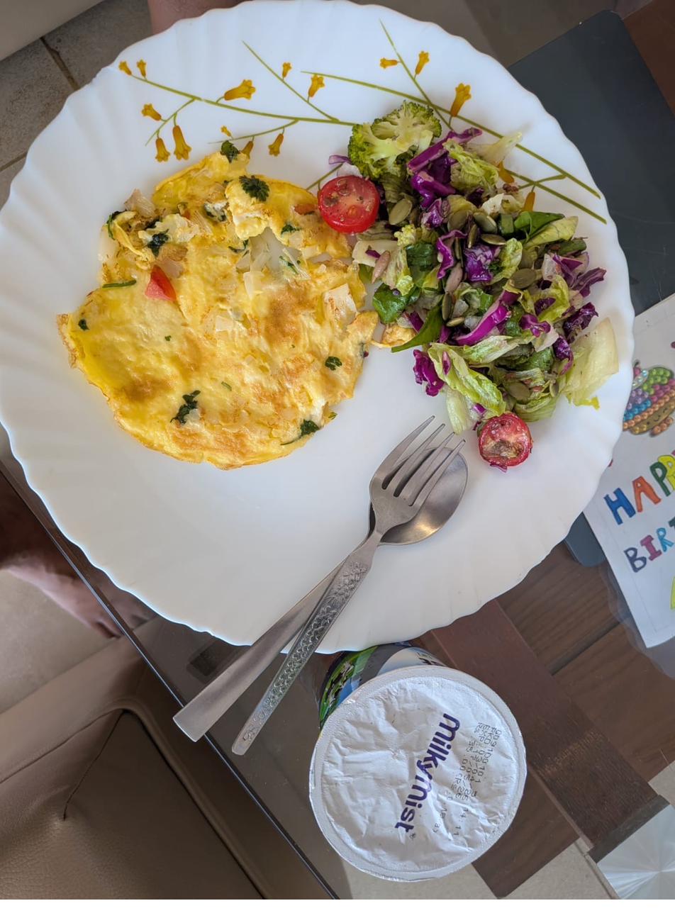 Omelette with leafy salad and curd